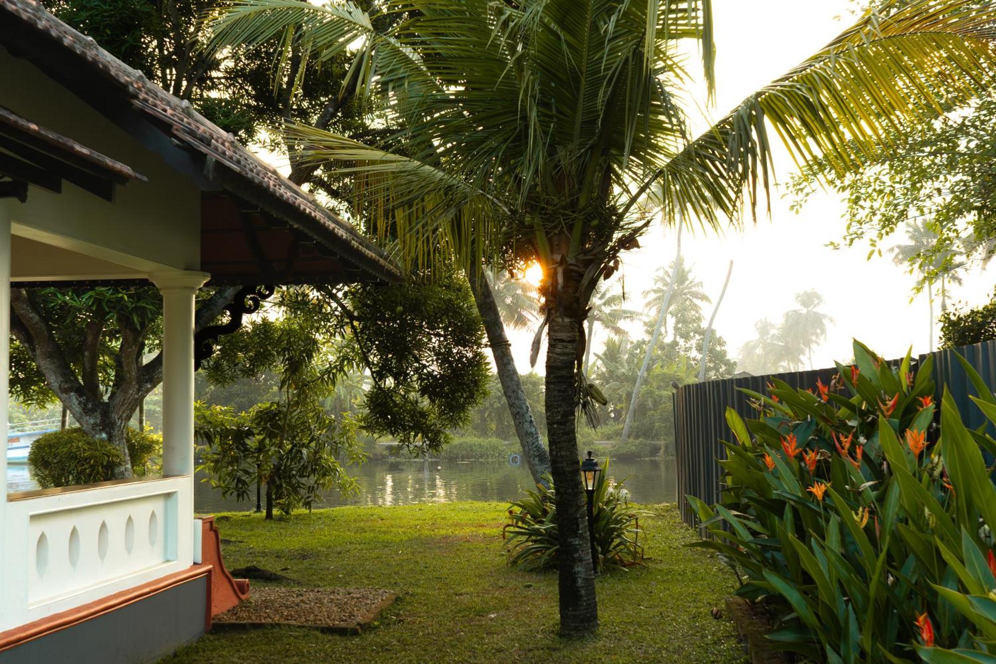 Palmgrove Lake Resort Alappuzha Екстериор снимка
