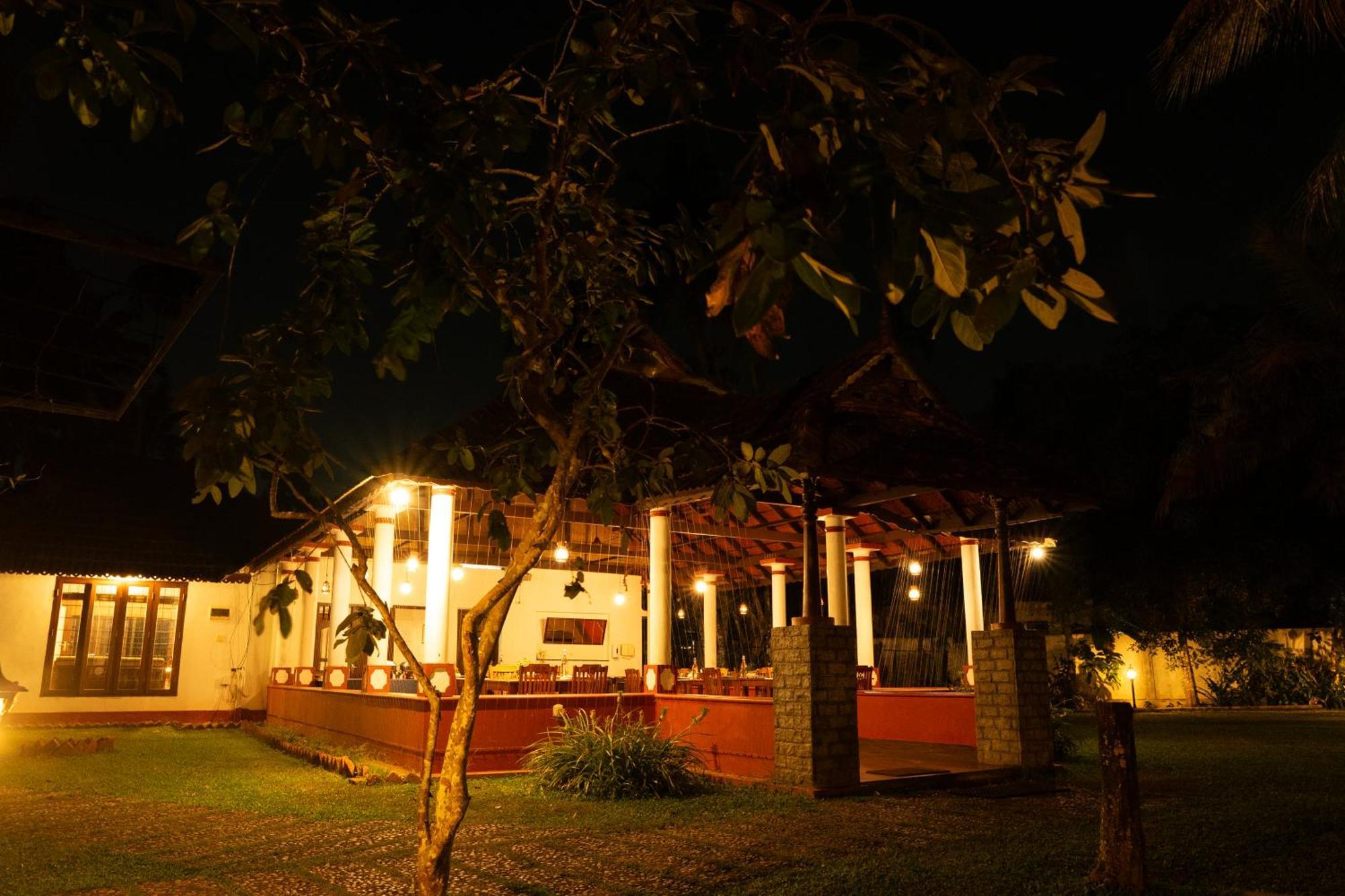 Palmgrove Lake Resort Alappuzha Екстериор снимка