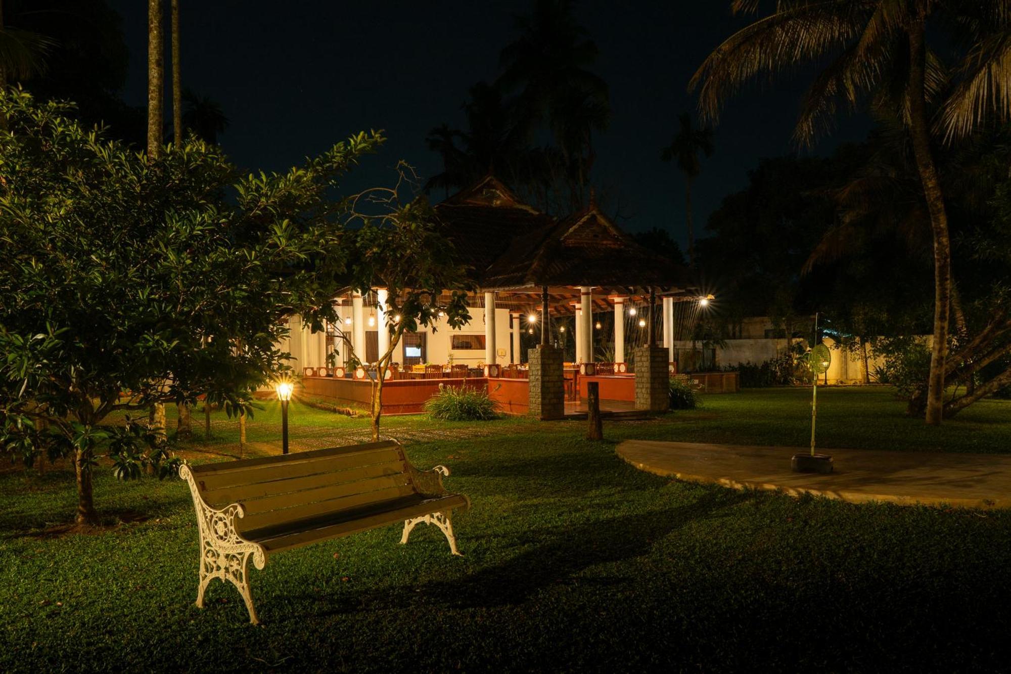 Palmgrove Lake Resort Alappuzha Екстериор снимка