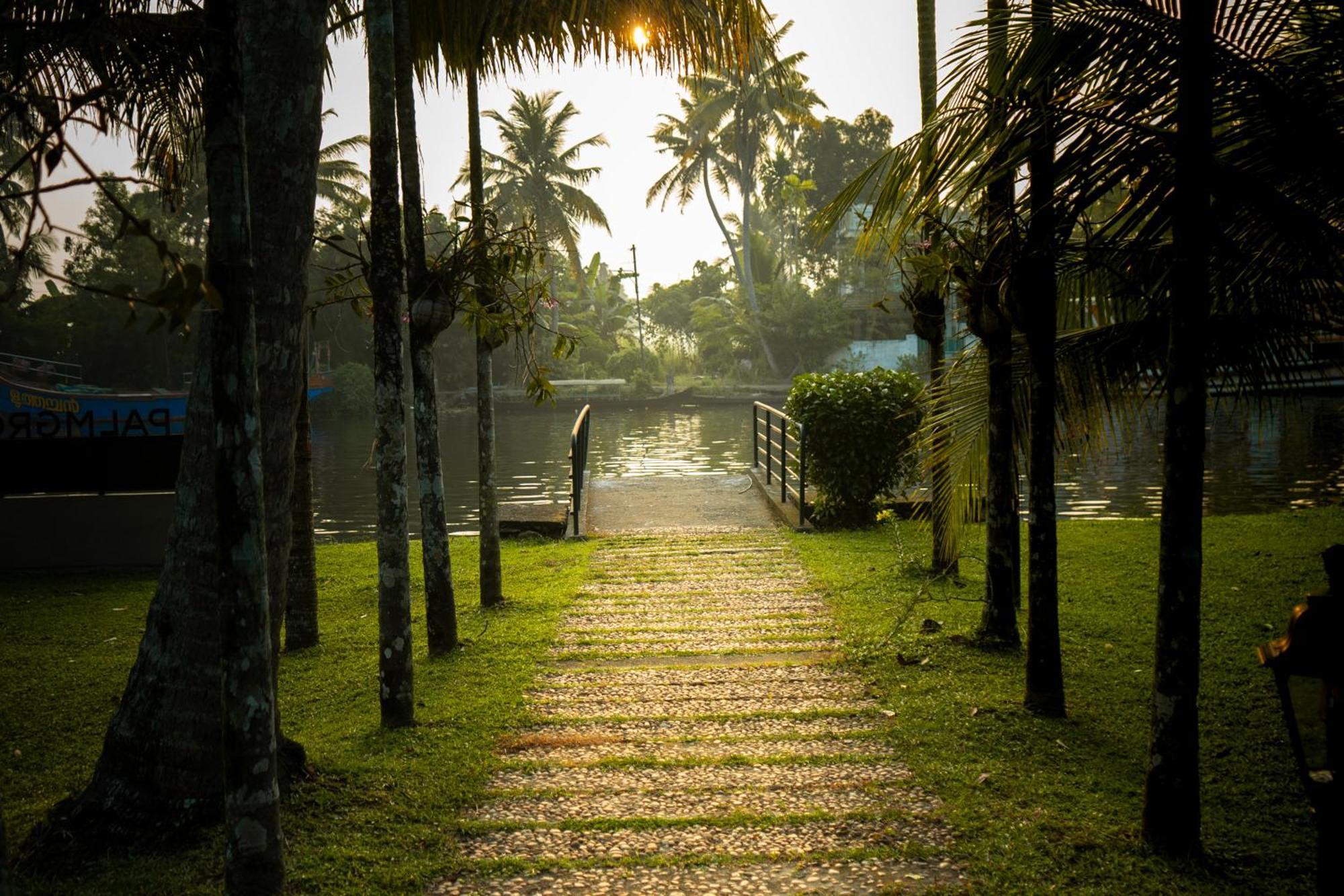 Palmgrove Lake Resort Alappuzha Екстериор снимка