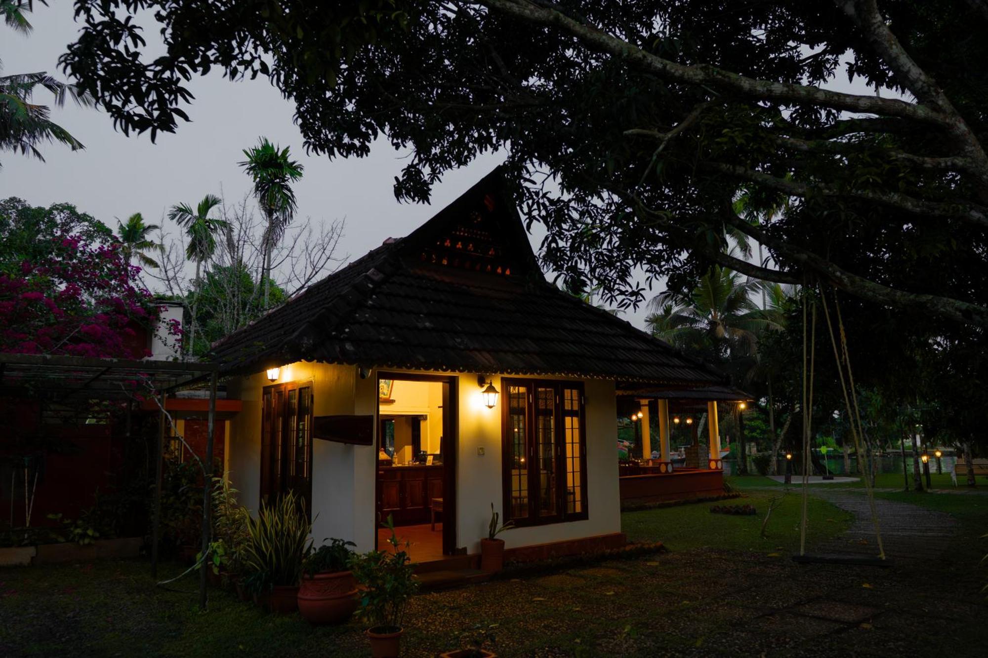 Palmgrove Lake Resort Alappuzha Екстериор снимка